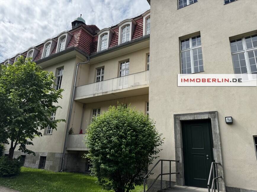 IMMOBERLIN.DE - Charmante Altbauwohnung mit Loggia & Pkw-Stellplatz in idyllischer Lage