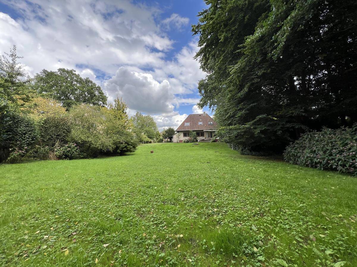 Großzügiges Grundstück - Einfamilienhaus mit Sanierungsbedarf in Duvenstedt – 22397 Hamburg – Bild 1 von 5
