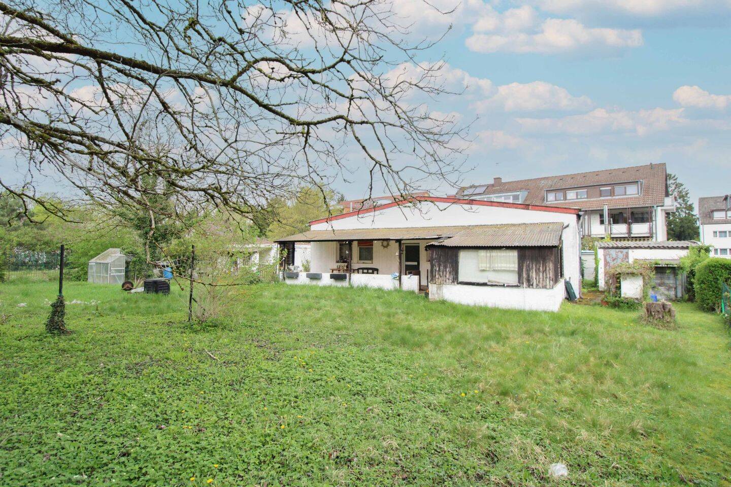 Freistehendes Einfamilienhaus mit Doppelgarage