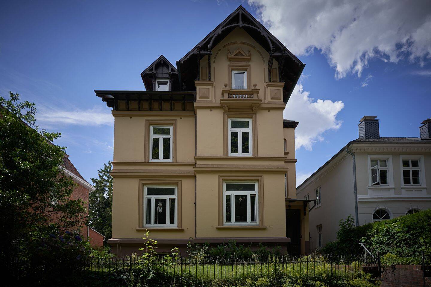 Denkmalgeschütztes, repräsentatives Stadthaus - ca. 300 qm Wohnfl., 3 vermietete Wohneinheiten, davon 1 frei ab 11/2026