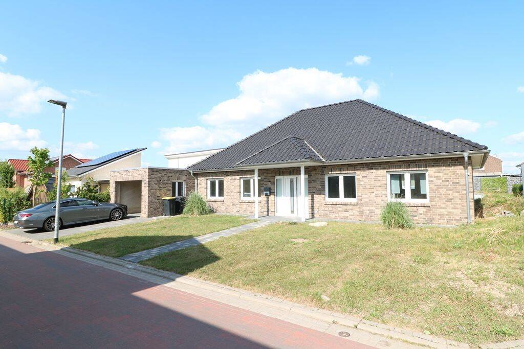 Modernes, fast vollständig fertiggestelltes NEUBAU-Einfamilienhaus mit Ausbaureserve und Garage