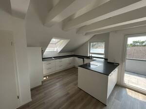 Großzügige 3,5-Zimmer-Dachgeschosswohnung mit 2 Balkonen, Fußbodenheizung & EBK – 71263 Weil der Stadt – Vorschaubild 3