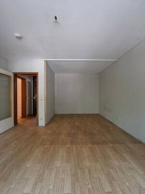 geräumige 1-Zimmer-Wohnung mit Schlafnische und Balkon und Tiefgaragenplatz zur Miete in Saarbrücken – 66115 Saarbrücken – Vorschaubild 2