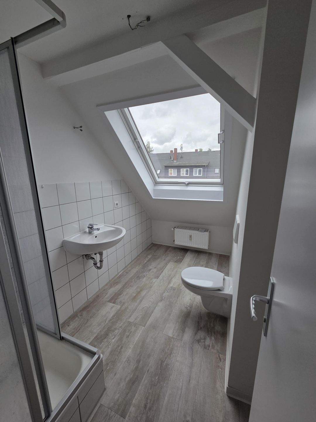 Helle 3-Zimmer-Dachgeschosswohnung mit Sichtbalken in Chemnitz-Hilbersdorf! – Chemnitz – Vorschaubild 9