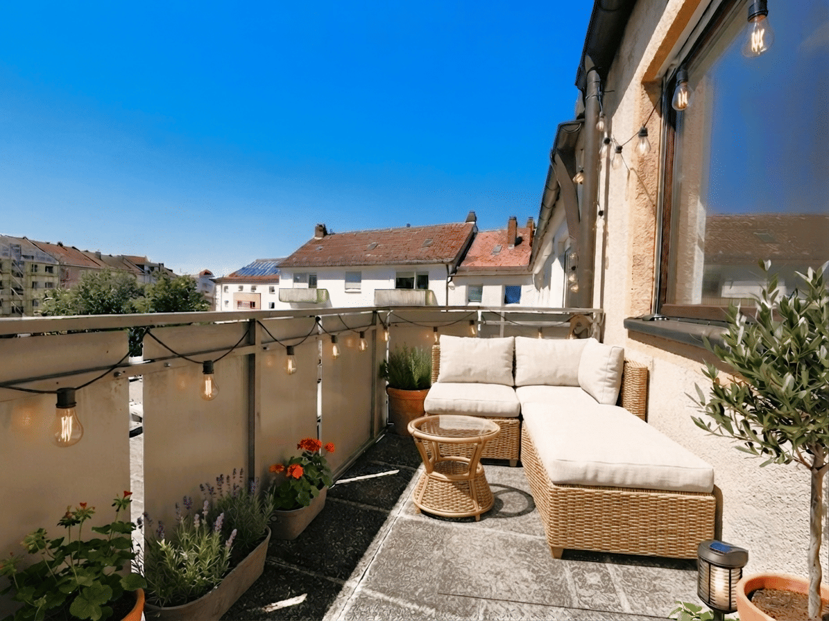 ... ZENTRALE LAGE NÄHE BfA ... 2-ZIMMER-WOHNUNG MIT BALKON ...