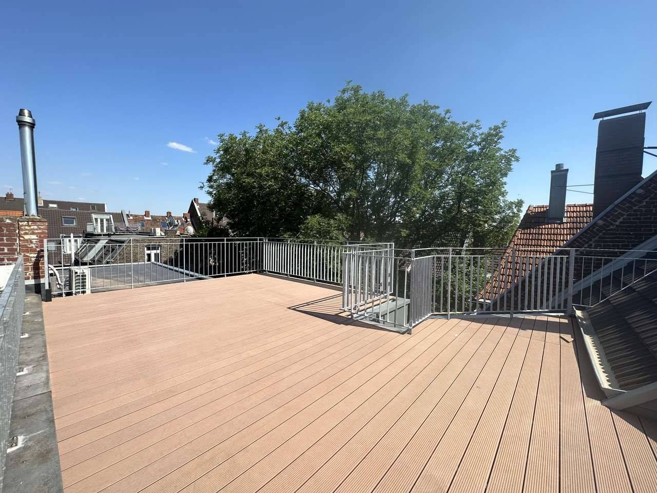 KERNSANIERTE ALTBAU DACHTERRASSEN 5 ZIMMER MAISONETTE WOHNUNG AM ERZBERGERPLATZ