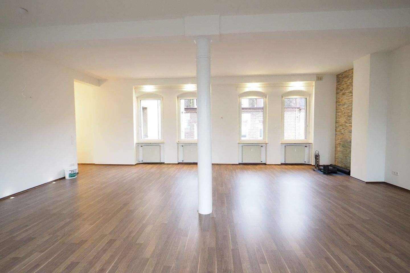 Großzügige, ausgefallene und loftartige 4-Zimmer mit Einbauküche und Balkon in zentrumsnaher Lage in 90429 Nürnberg
