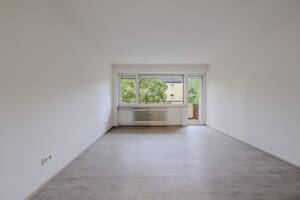 Sofort bezugsfrei! Renovierte 3-Zi-ETW im ruhigen Innenhof, mit Balkon, EBK und guter Infrastruktur – 81475 München – Vorschaubild 2