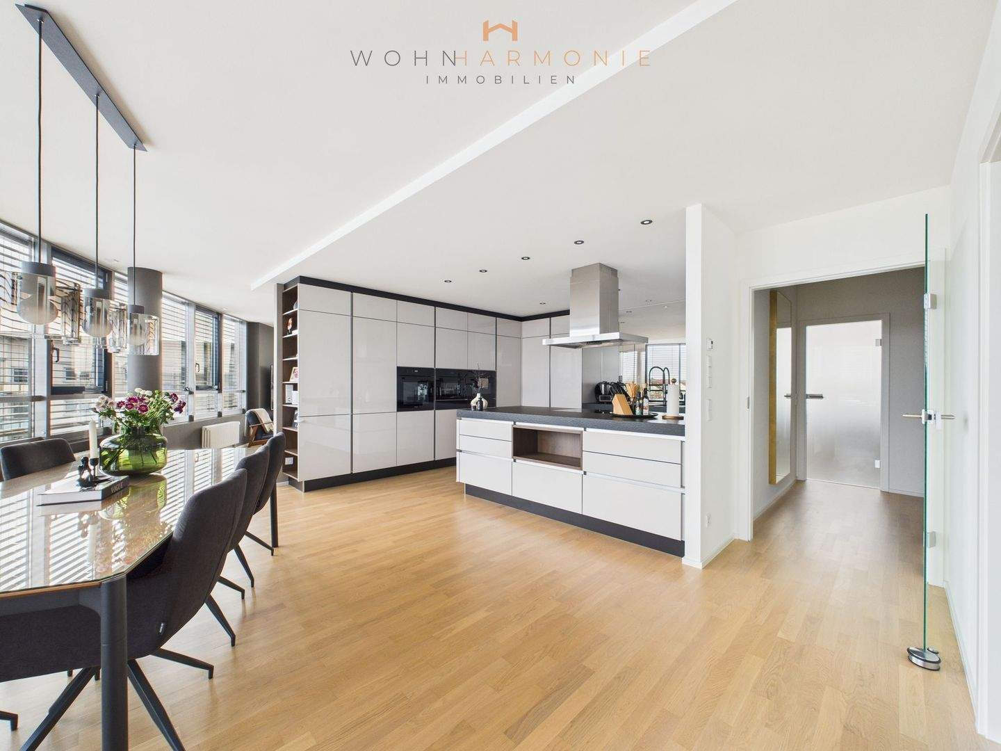 "Exklusive Loftwohnung mit umlaufender Fensterfront - Design & Licht pur"