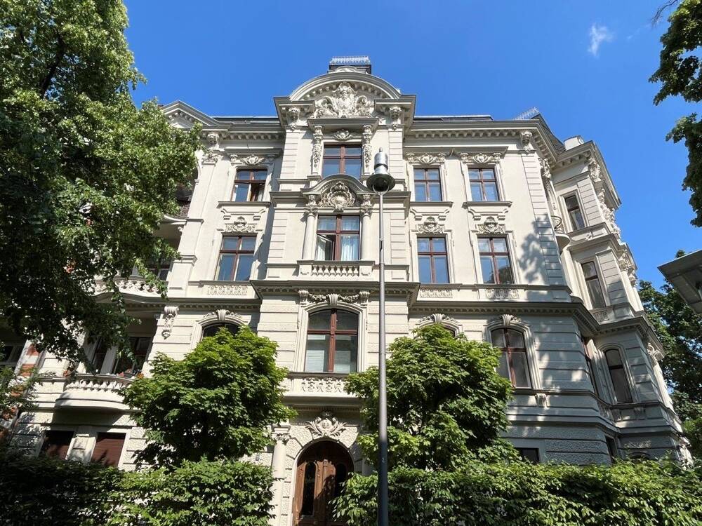 Stuckaltbauwohnung mit West-Loggia in Friedenau