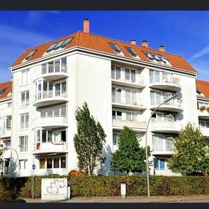 Lichtdurchflutete Dachgeschosswohnung mit offener Küche, Kamin, Tiefgarage und modernem Wohnkomfort – 22045 Hamburg – Vorschaubild 1