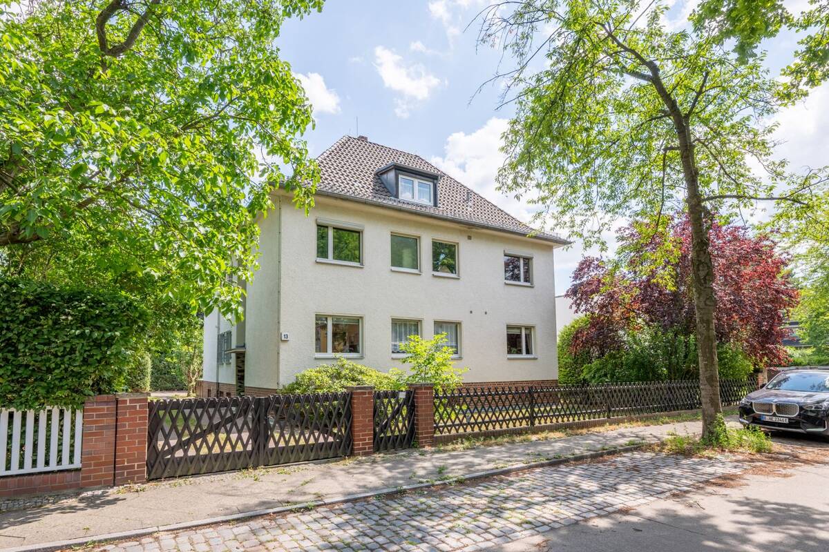 Mehrgenerationen-Traum: 3-Parteien Mehrfamilienhaus in Lichterfelde mit viel Entwicklungspotenzial – 14167 Berlin – Bild 1 von 9