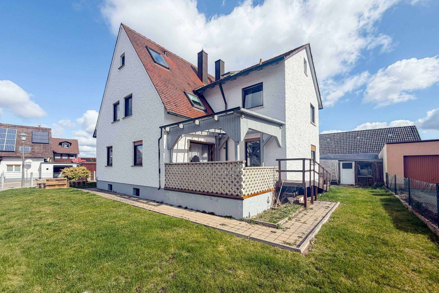 Freistehendes Dreifamilienhaus - Garten, barrierefreiem Erdgeschoss und voller Bezugsfreiheit!