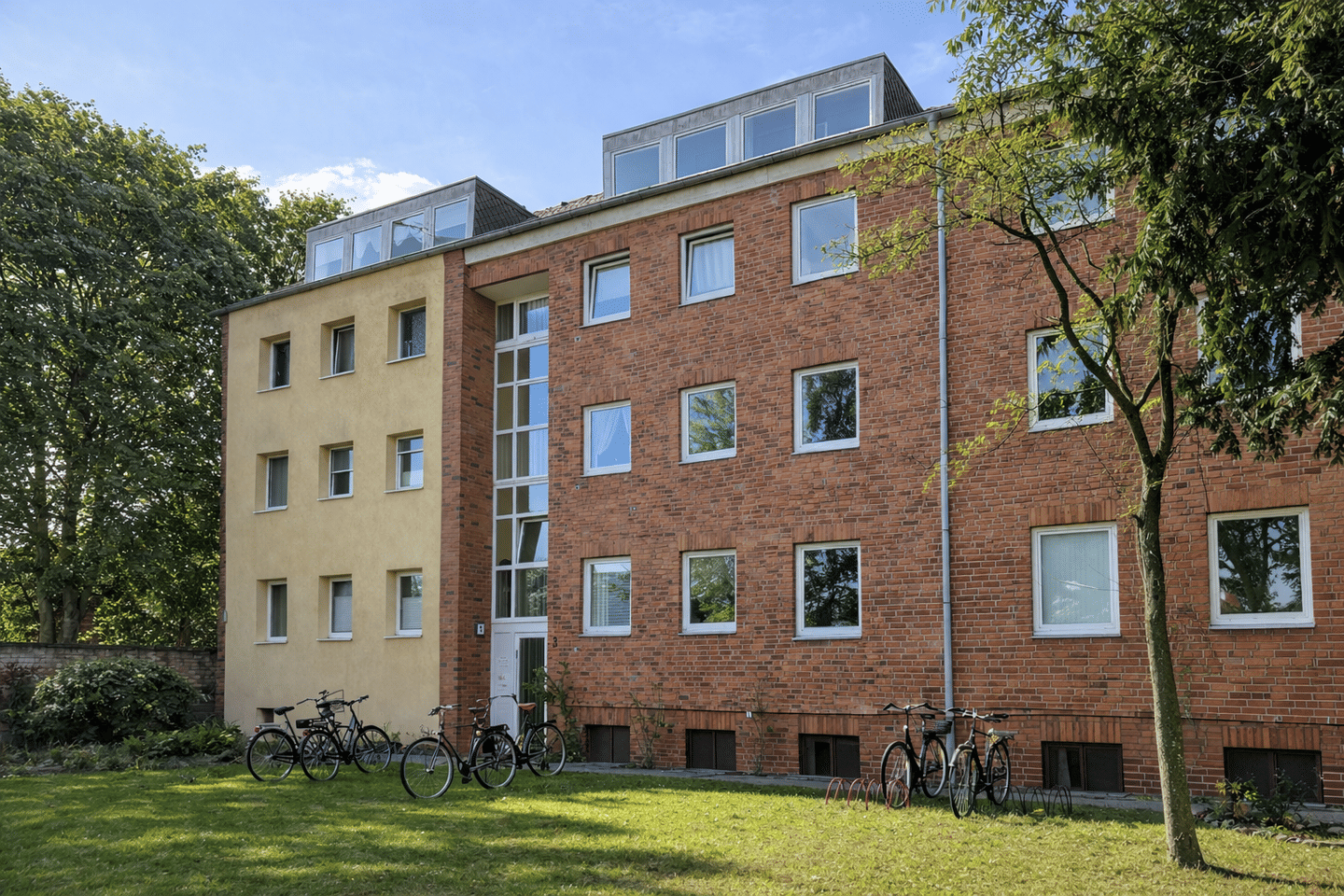 Mehrfamilienhaus mit 16 Einheiten, Balkonen & 11 PKW-Stellplätzen in St. Gertrud – Lübeck – Vorschaubild 3
