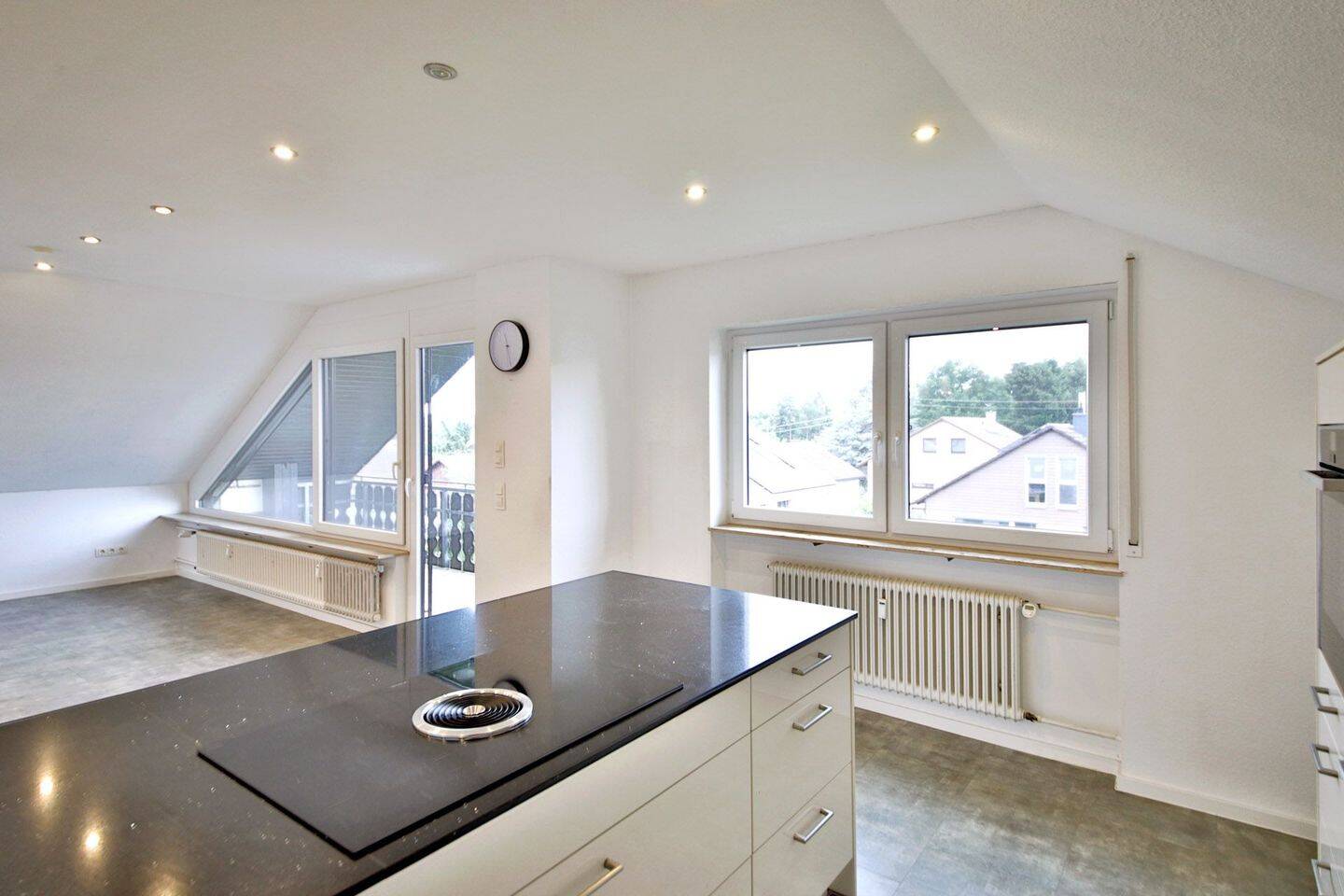 Modern, ruhig und bezugsfrei! Kernsanierte 4-Zimmer-Dachgeschosswohnung mit Garage in Palmbach – Karlsruhe – Vorschaubild 2