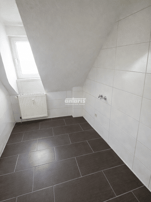 antaris Immobilien GmbH **Attraktives DG: 3-Zi.-Wohnung mit solider Renditebasis** – 99100 Erfurt – Vorschaubild 2