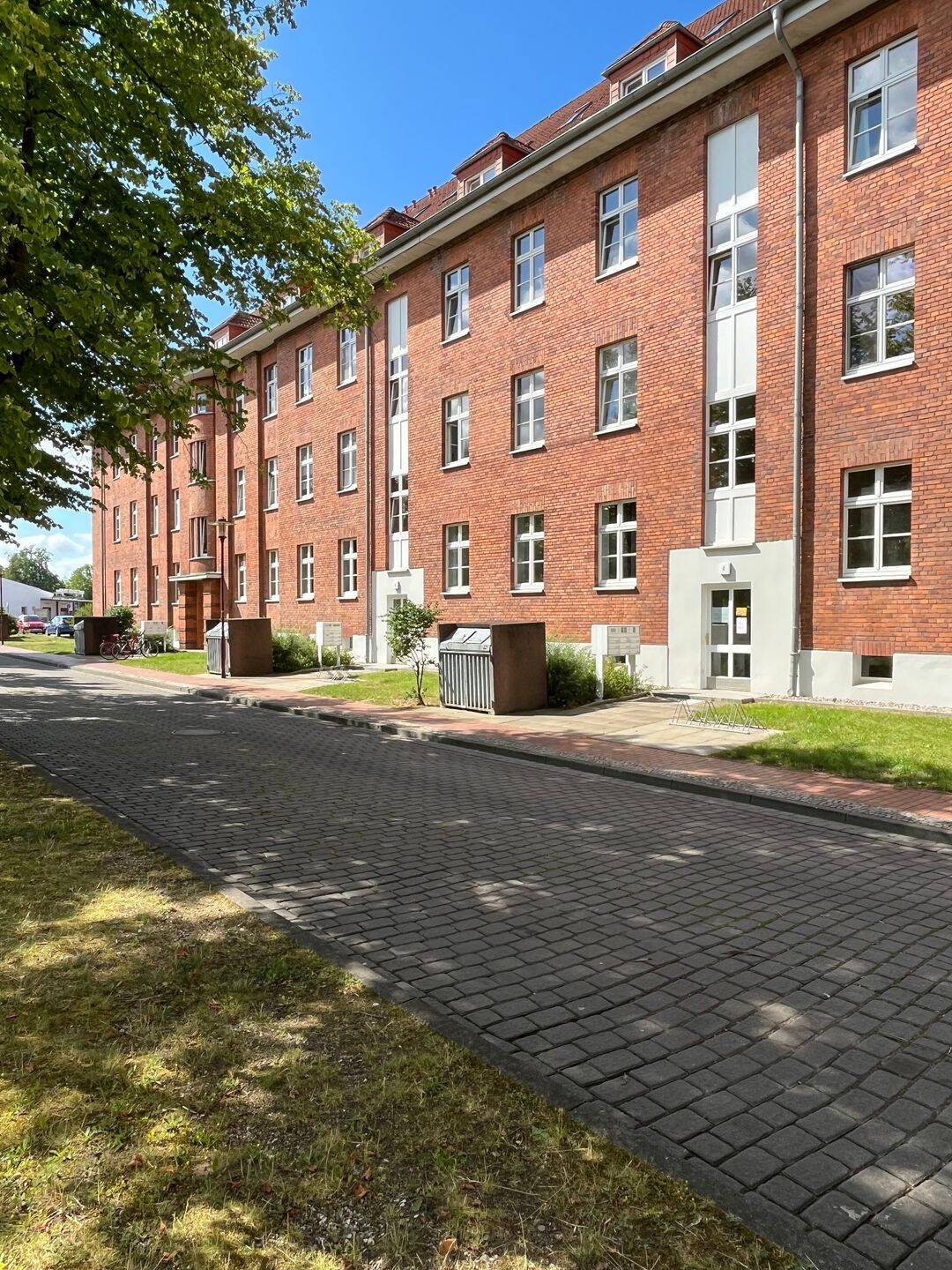 Helle 3-Zimmer-Wohnung mit Balkon und Stellplatz in Parchim – ab 01.09.2026 verfügbar.