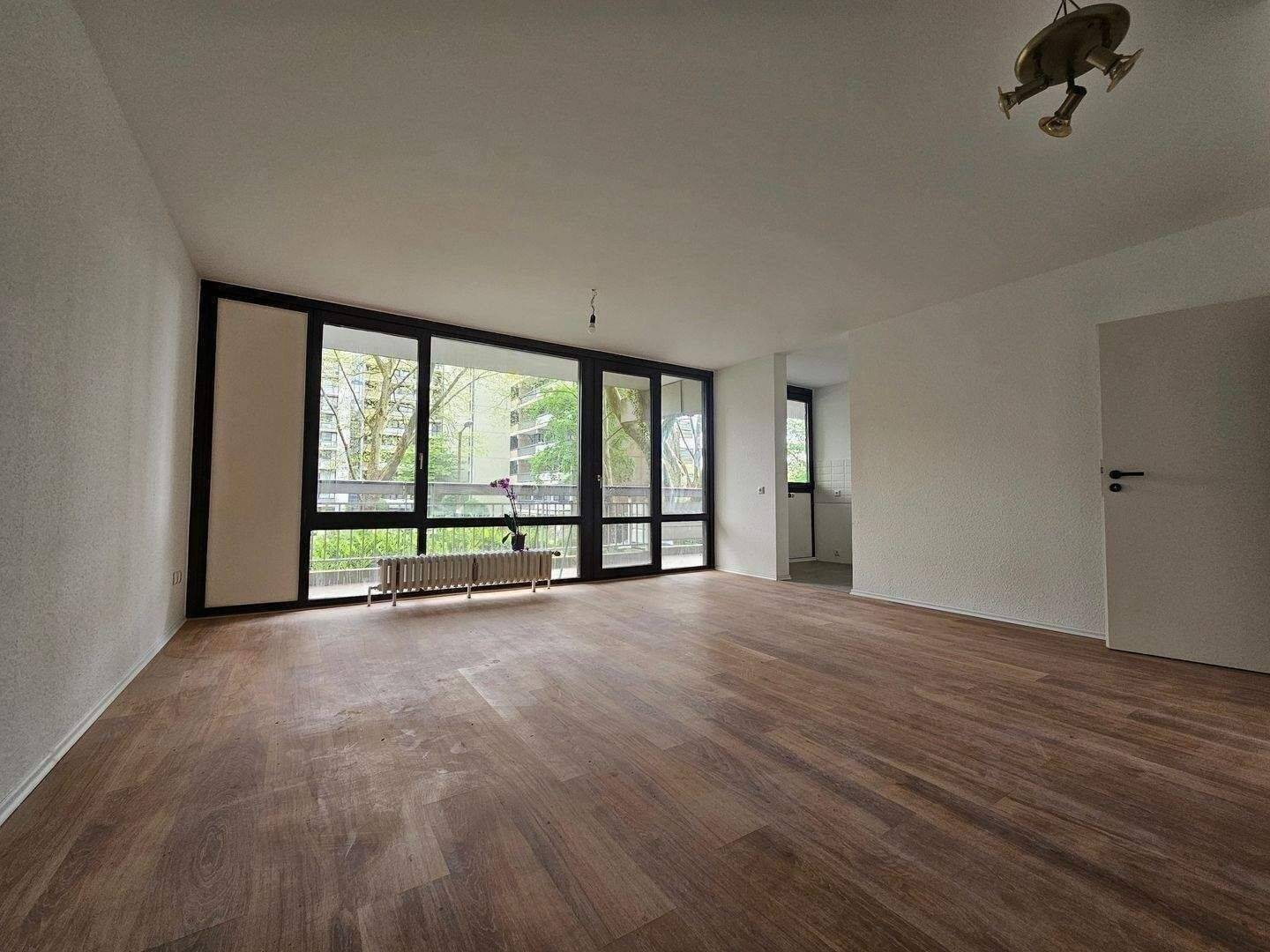 Kölner Westen - renovierte 2 Zimmer Eigentumswohnung inkl. Aufzug, Balkon und PKW Tiefgaragenstellplatz ab sofort zum Kauf