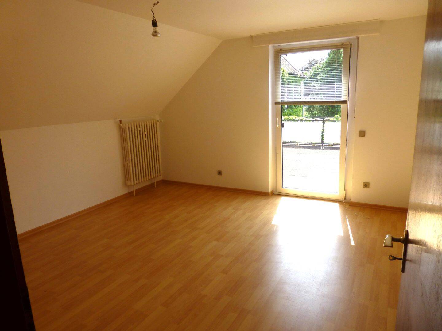 Attraktive, gepflegte DG-Wohnung mit Balkon u. Terrasse – Saarbrücken – Vorschaubild 3