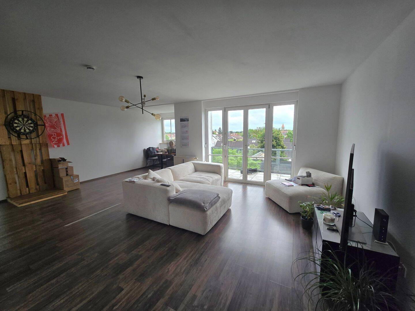 Freundliche 3-Zimmer-Dachgeschosswohnung mit wunderschönem Ausblick über Kornburg