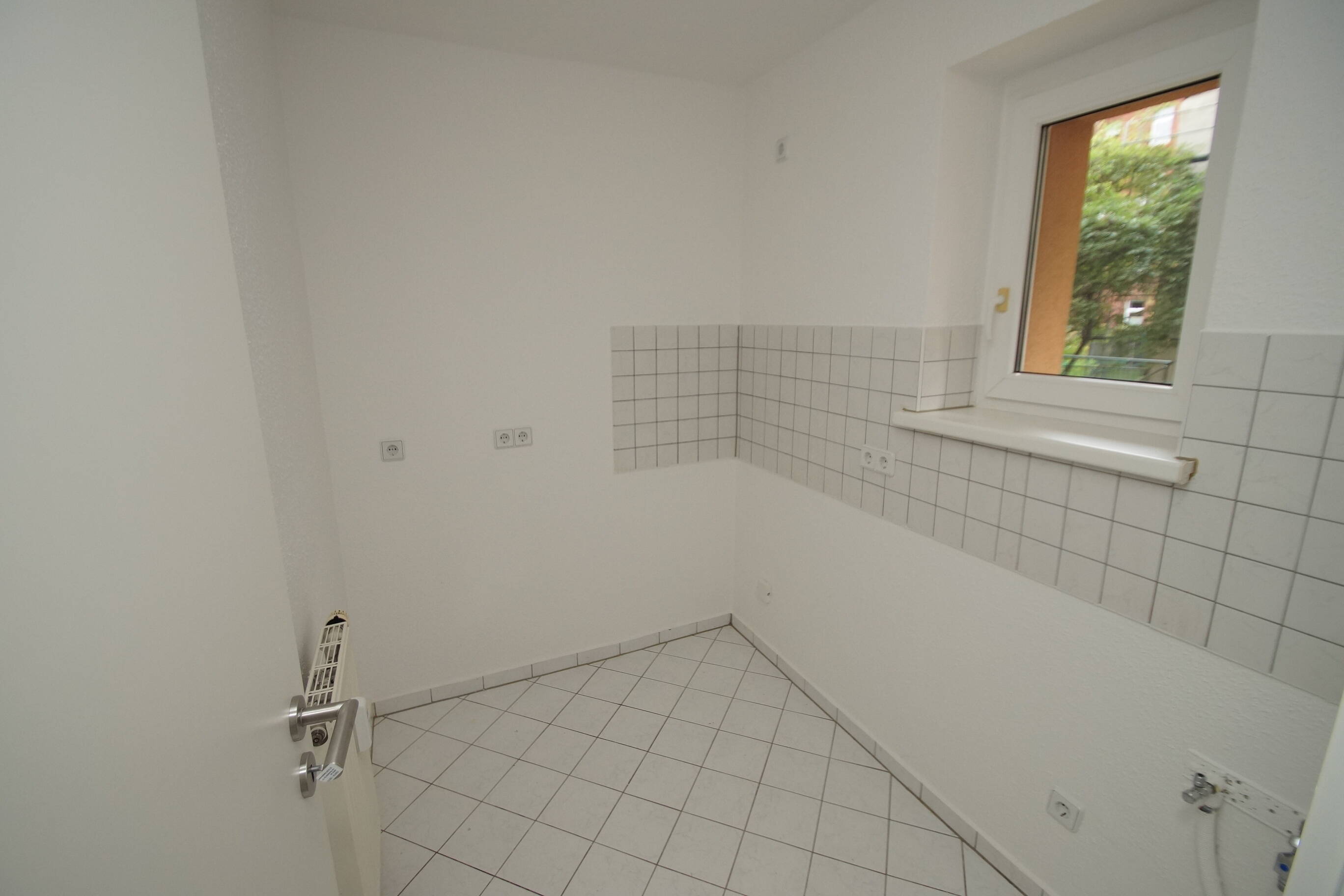 - Provisionsfrei- Fast 5 % Rendite möglich ! 2-Zi.-Wohnung mit Wintergarten im Herzen von Erfurt! – Erfurt – Vorschaubild 8