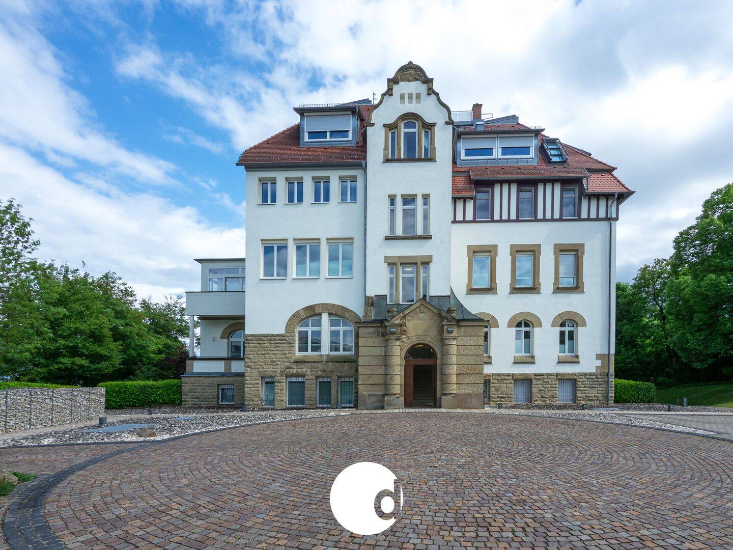 Möblierte und exklusive 3-Zimmer-Wohnung in stilvoller Villa mit Parkanlage