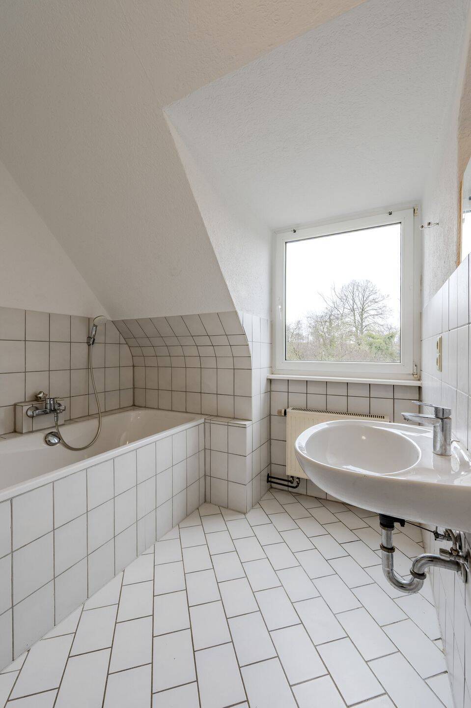 Charmante 2,5-Zimmer-Dachgeschosswohnung in ruhiger Lage von Zuffenhausen – Stuttgart – Vorschaubild 4