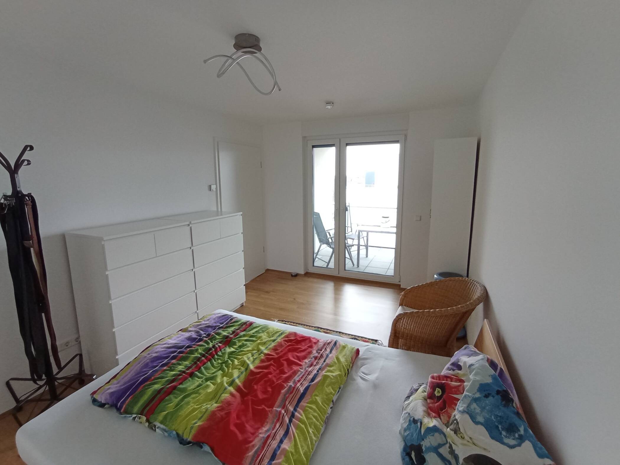 Möblierte 2-Zimmer-Wohnung (53 qm) mit Balkon und großem Tiefgaragen-Stellplatz – Stutensee – Vorschaubild 4