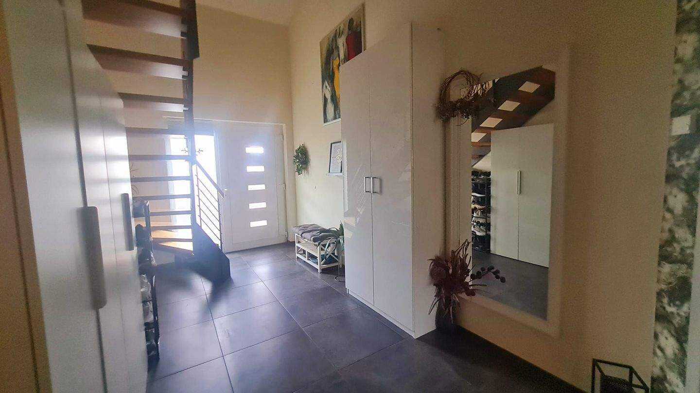 Stilvolles Einfamilienhaus mit Photovoltaikanlage und Doppelgarage in Bitburg! – Bitburg – Vorschaubild 5
