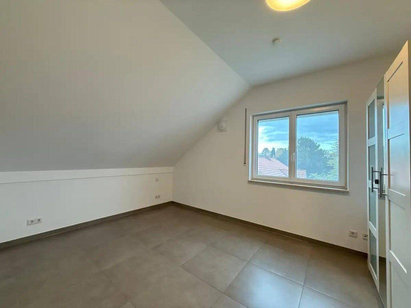 Hochwertige und neuwertige 2-Zimmer-Dachgeschosswohnung mit Einbauküche – Ingolstadt – Vorschaubild 2