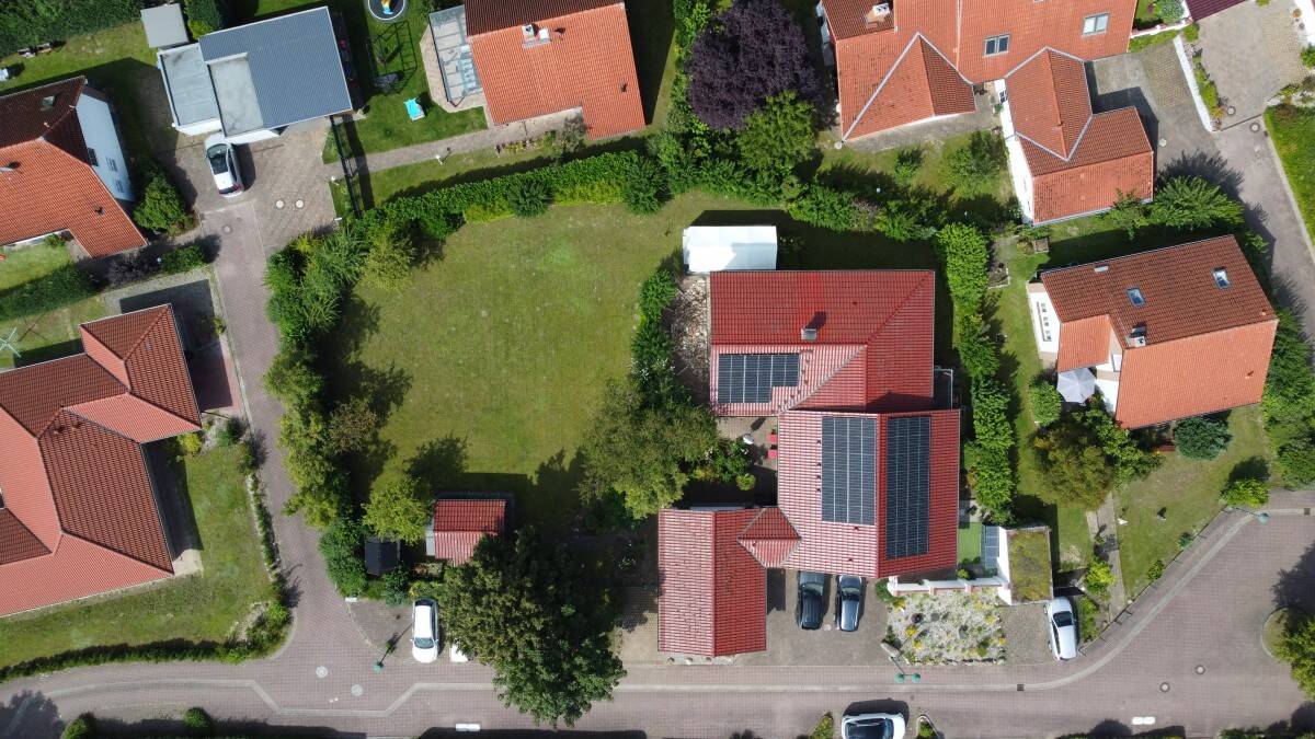 Attraktives Ein-/ Zweifamilienhaus mit PV- Anlage, Doppelgarage und Bauplatz in bester Ortslage – Lauenburg/Elbe – Bild 1 von 9