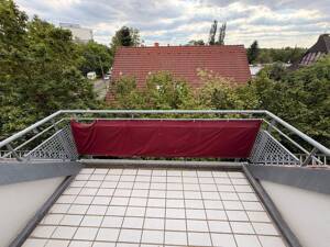 Sonnige, große 3-Zimmer-DG-Wohnung mit riesigem Wohn-/Esszimmer in ruhiger, gepflegter, kleiner Anlage mit Balkon und Gemeinschaftsgarten ab sofort – 90766 Fürth – Vorschaubild 8