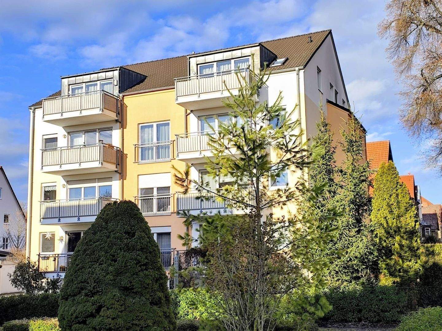 Gepflegte Dachgeschosswohnung mit Balkon und Blick auf die Kernberge