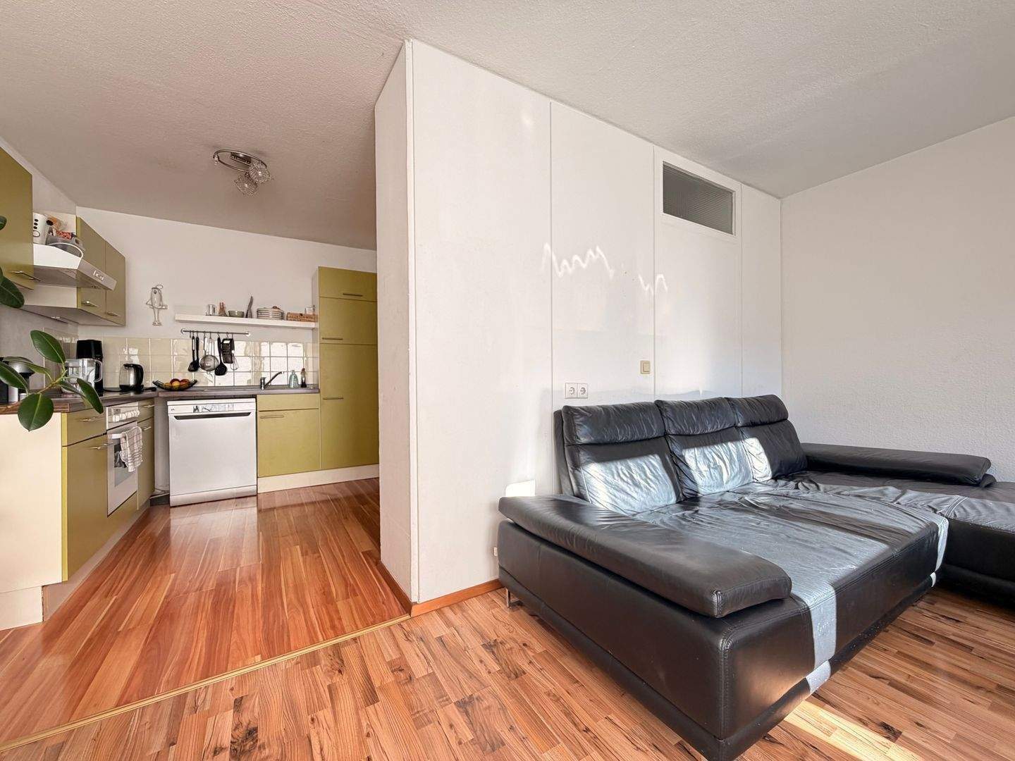 gepflegte 2 Zimmer Wohnung in der Südstadt +++ mit Badewanne und EBK +++ – Fürth – Vorschaubild 2