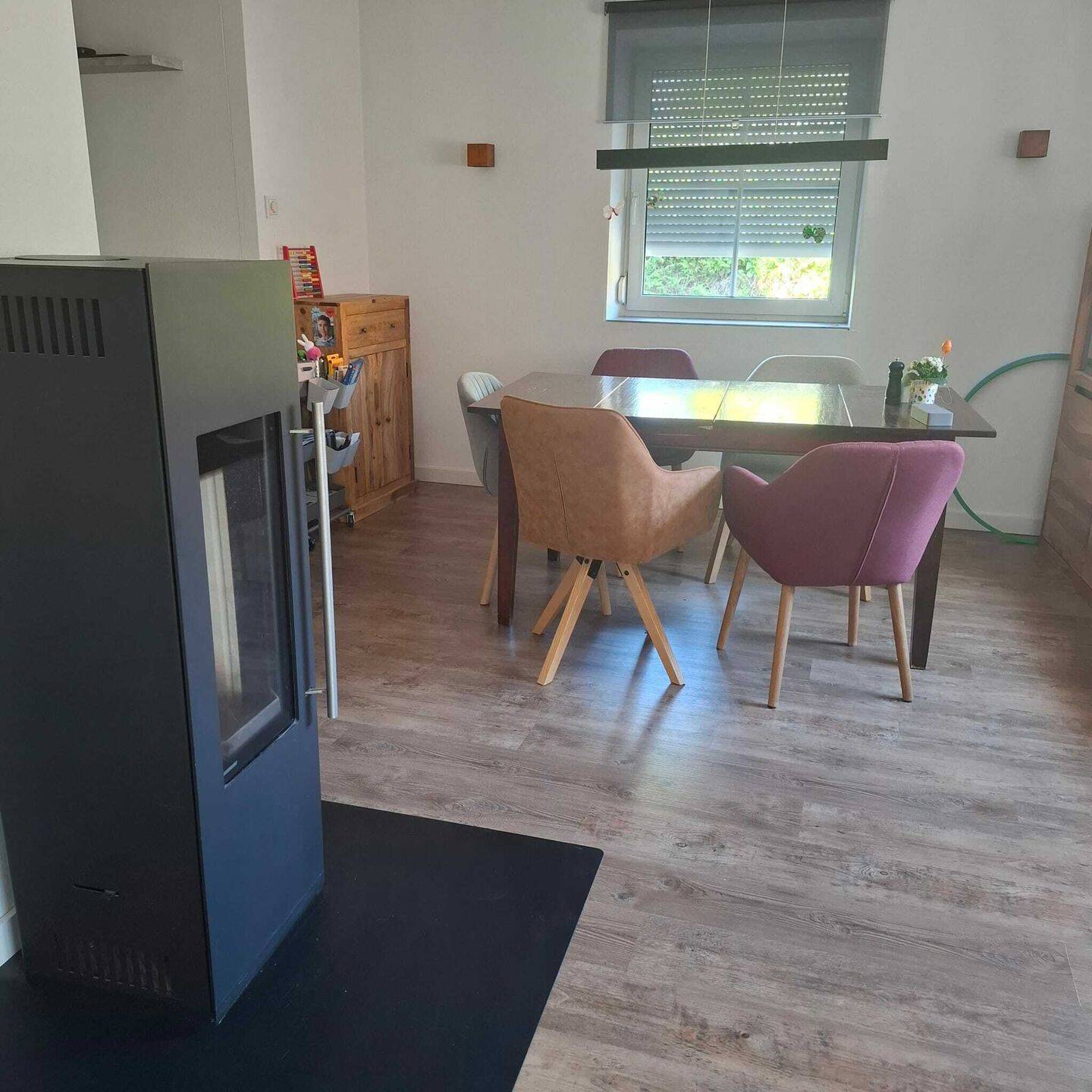 Einziehen und wohlfühlen: Liebevoll sanierte Doppelhaushälfte mit Kamin und Terrasse – Donauwörth – Bild 1 von 6