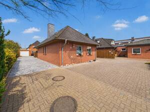 BUNGALOW IN RUHIGER LAGE MIT KAMIN, FUSSBODENHEIZUNG, MODERNEM BADEZIMMER UND ELEKTRISCHER GARAGE – 26125 Oldenburg – Vorschaubild 3