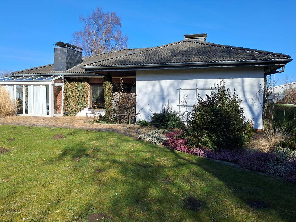 Bungalow mit wunderschönem Garten, Kamin, Wintergarten, Terrasse und Garage mit E-Ladepunkt – Norderstapel – Bild 1 von 9