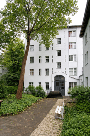 Charmante Altbauwohnung mit großem Balkon im ruhigen Hinterhaus – 10827 Berlin – Vorschaubild 3