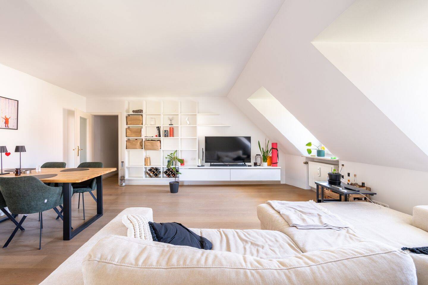 AIGNER - Rarität in Bestlage: Charmante Erbpacht-Dachgeschosswohnung am Nymphenburger Schlosskanal