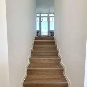 Lichtdurchflutete 4-Zimmer-Wohnung auf 3 Ebenen mit 2 Balkonen und Einbauküche! – 22117 Hamburg – Vorschaubild 5