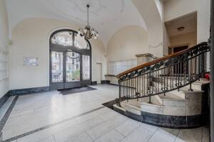 *PROVISIONSFREI* Bezugsfreie renovierte 2-Zimmer Altbauperle in hersschaftlichem Altbau in TOP-Lage – 10779 Berlin – Vorschaubild 2