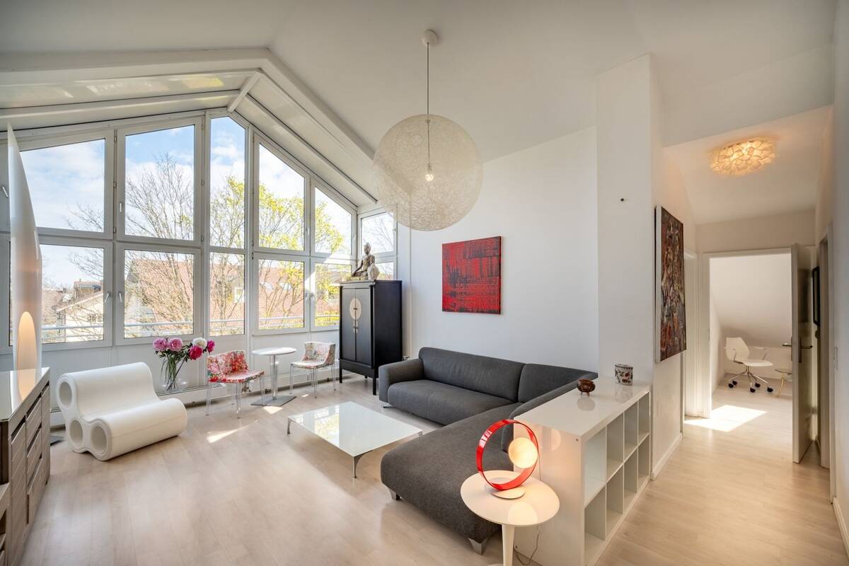 KENSINGTON - Exklusiv - Helle Dachgeschosswohnung im schönen Altperlach – 81737 München – Bild 1 von 9