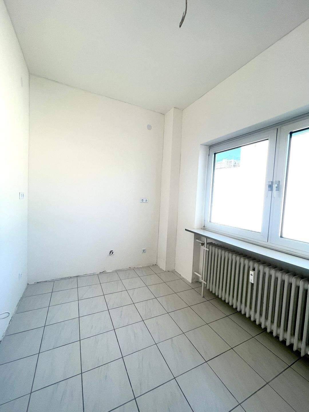 Mitten drin statt nur dabei – renovierte 2-Zimmer-Wohnung mit Balkon und Aufzug in Saarbrückens Innenstadt – Saarbrücken – Vorschaubild 3