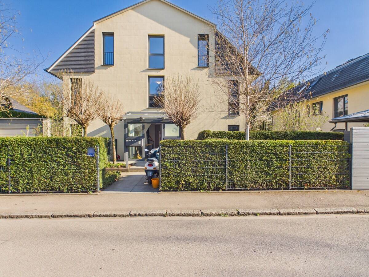 Traumwohnung in idyllischer, bester Lage: Ihre exklusive Dachgeschoss-Wohlfühloase am Waldrand – München – Vorschaubild 3
