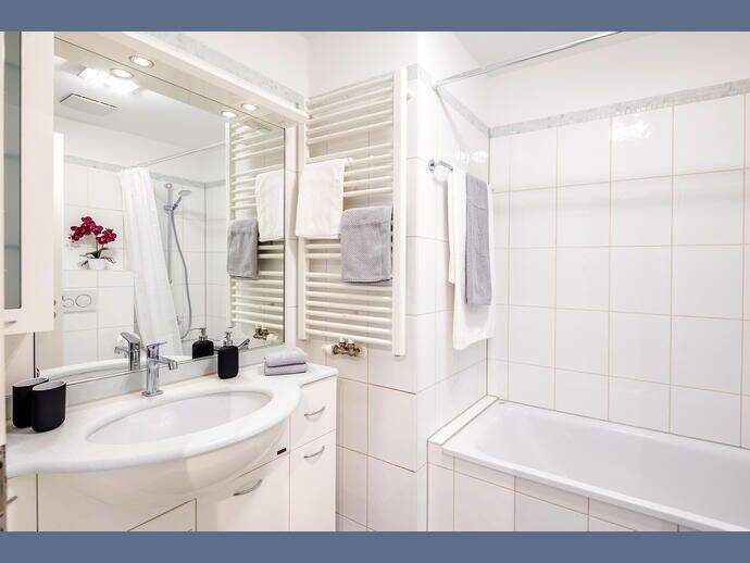 Möbliert: Stilvoll eingerichtete Wohnung im Herzen Münchens – München – Vorschaubild 8