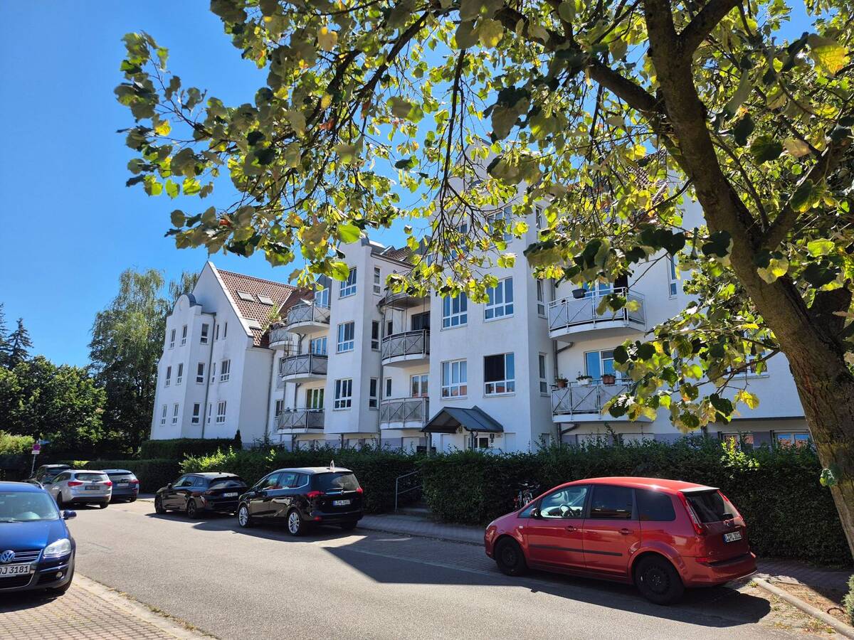 Sofort verfügbar +Eigennutz oder Kapitalanlage!? Helle und ruhig gelegene 2-Raum-WE mit Balkon, Tiefgaragenstellplatz – 4288 Leipzig – Bild 1 von 9