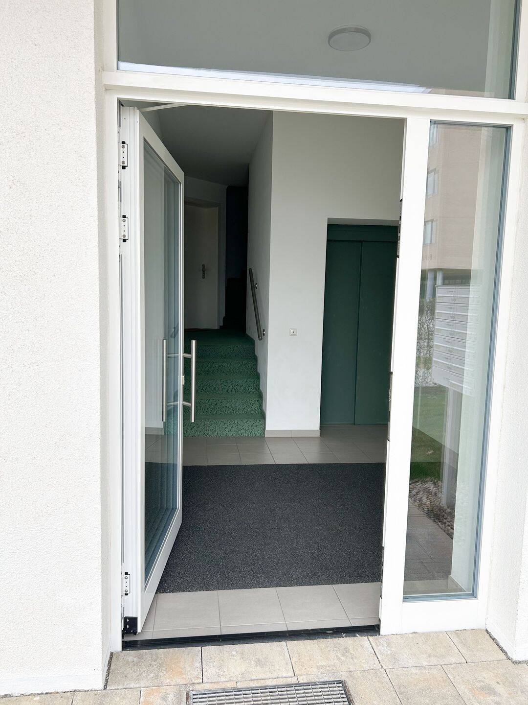 Stilvolle 2-Zimmer-Wohnung mit sonnigem Balkon, bezugsfrei ab 01.08.2026! – Regensburg – Vorschaubild 3