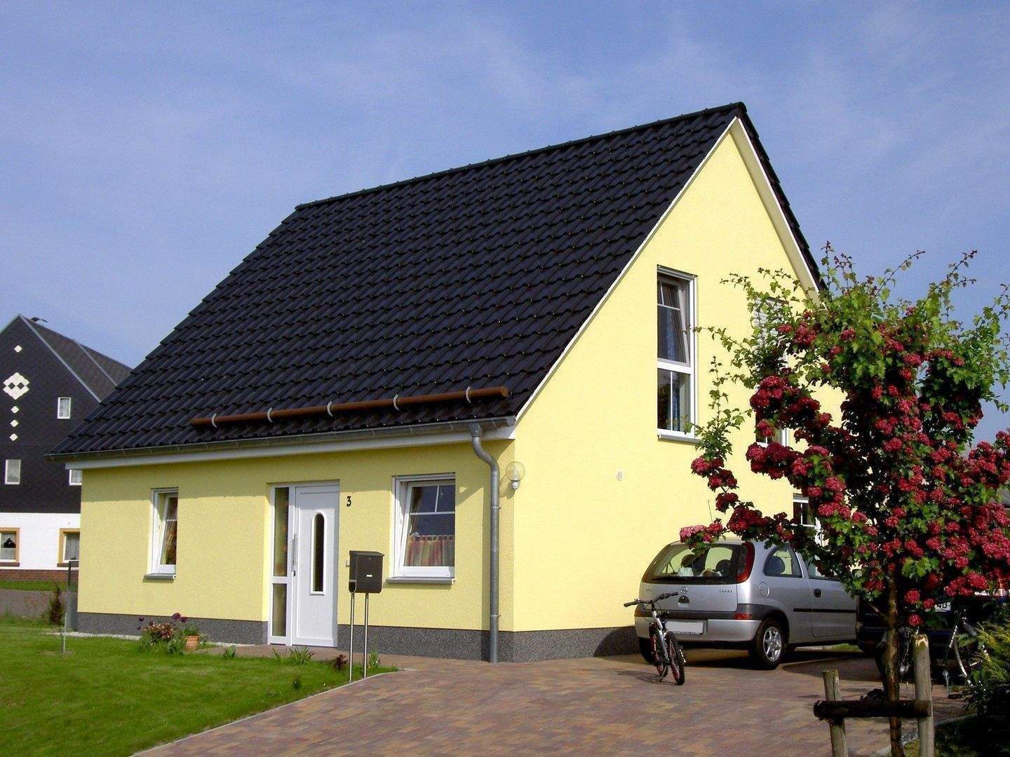 Klein, aber fein: u.a.m. FBHz., L/W-Wärmepumpe, Ton-Dachsteine, etc., Grundriss frei wählbar! Grundstücks-Preis inkl.!! – Rötha – Bild 1 von 5
