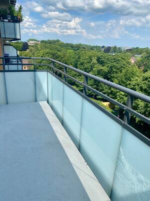 *** STELLINGEN ! * 15 MIN ZUM FLUGHAFEN ! * 2 ZIMMER DACHSTUDIO * SONNIGER GROSSER BALKON * EBK * DUSCHBAD ***