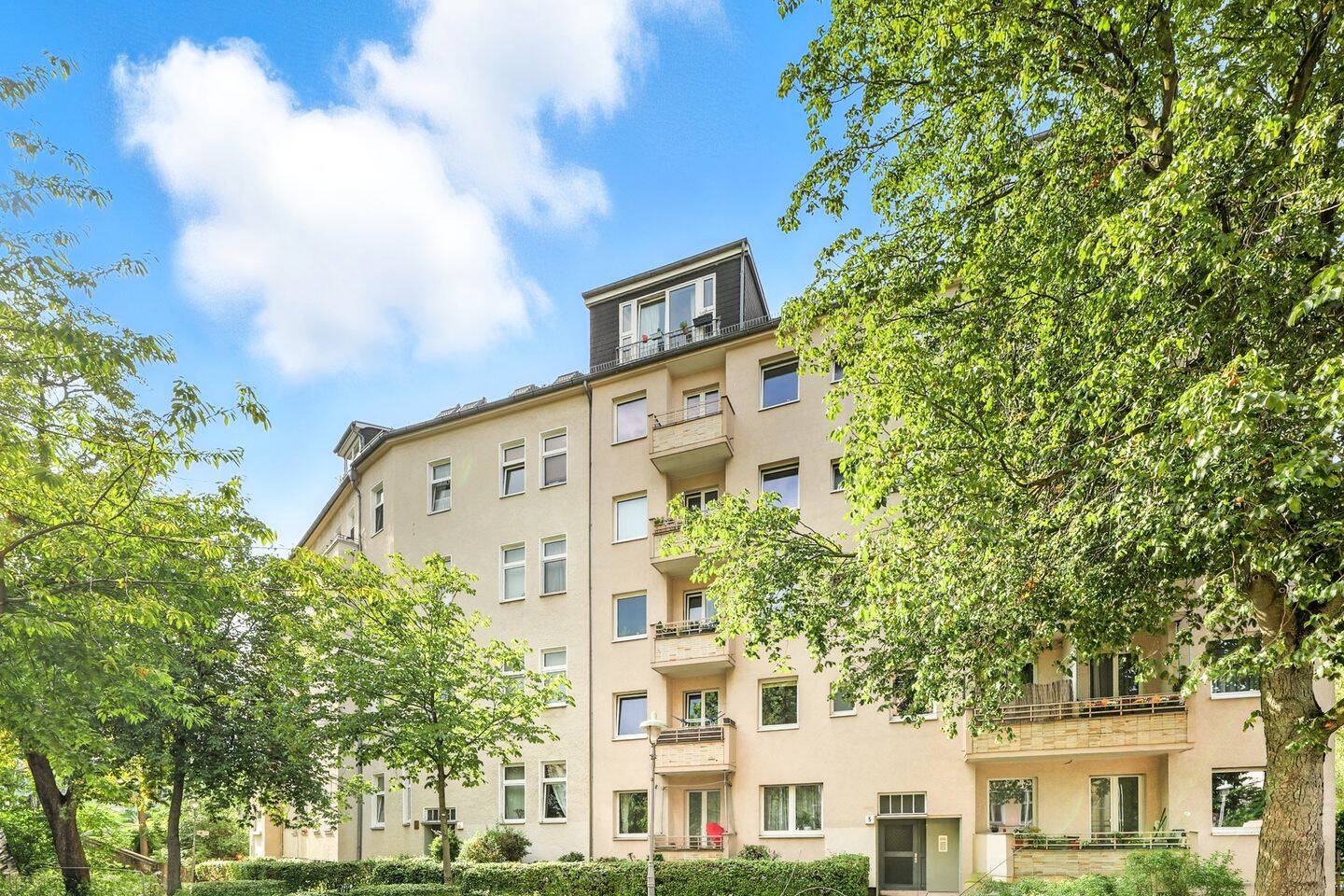 **Perfekt geschnittener Grundriss trifft auf charmante 3 Zimmer Altbauwohnung mit Balkon** – Berlin – Bild 1 von 9